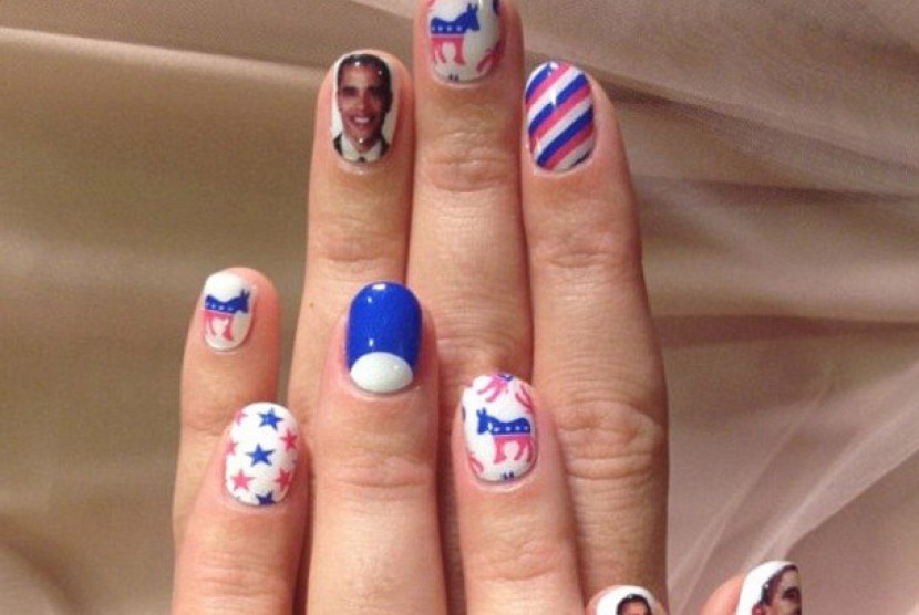 Katy Perry menunjukan kukunya yang dihiasi gambar Obama dan lambang Demokrat di akun Twitter. 