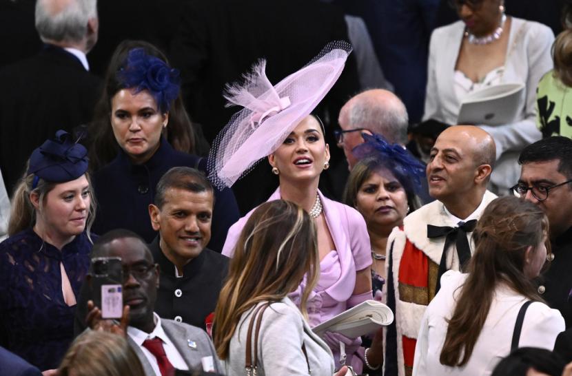 Katy Perry tiba di Westminster Abbey saat pemahkotaan Raja Charles III di London, Inggris, Sabtu, 6 Mei 2023.