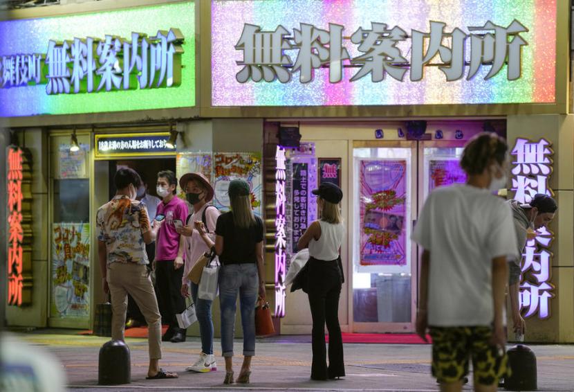  Kaum muda berdiri di kawasan hiburan malam di Kabukicho, Shinjuku, Tokyo. Baru-baru ini Jepang mengalami peningkatan kasus harian Covid-19 yang signifikan. Ilustrasi.