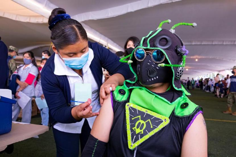 Kaum muda menerima vaksin Covid-19 di kantor walikota Xochimilco di Kbu Kota Meksiko, Meksiko, 19 Agustus 2021. Mereka berpakaian seperti Pikachu, Batman, Winnie the Pooh, dan unicorn, di antara karakter lainnya, saat menerima vaksin Covid-19.