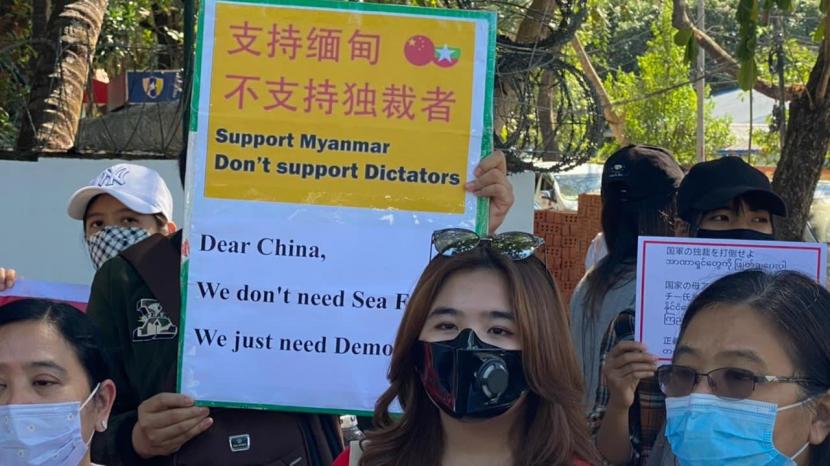 Kaum muda Mynmar protes di depan Kedubes Mymar meminta gara China jangan dukung pemerintahan hasil kudeta militer.