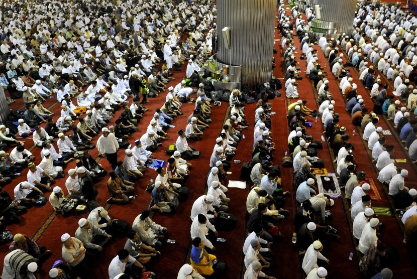 Kaum muslim barsiap melaksanakan salat sunnah malam hari (qiyamul lail) berjamaah di Masjid Istiqlal Jakarta, Jumat (10/7).
