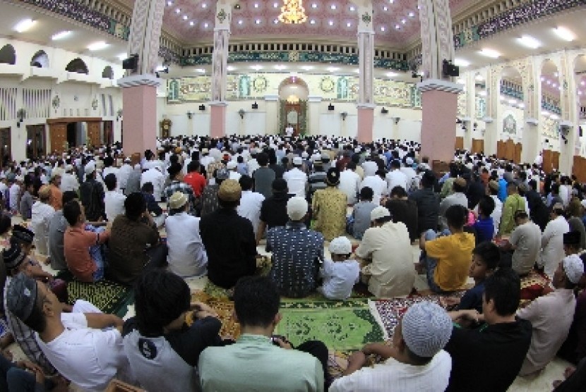 Kaum Muslim di Gorontalo melaksanakan shalat berjamaah di Masjid Baiturrahim, Gorontalo.