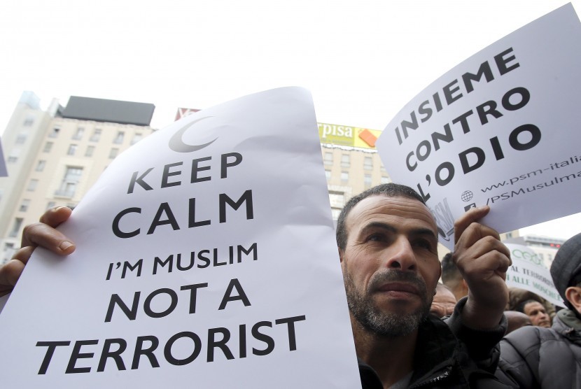Kaum Muslim Italia menggelar aksi berjudul 'Not in My Name' yang mengatakan teror di Paris terjadi bukan atas nama umat Muslim. Dan, Islam adalah agama perdamaian.