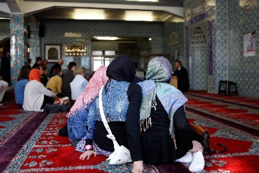 Kaum Muslim Jerman menantikan saat berbuka puasa di sebuah masjid jami di Jerman.   