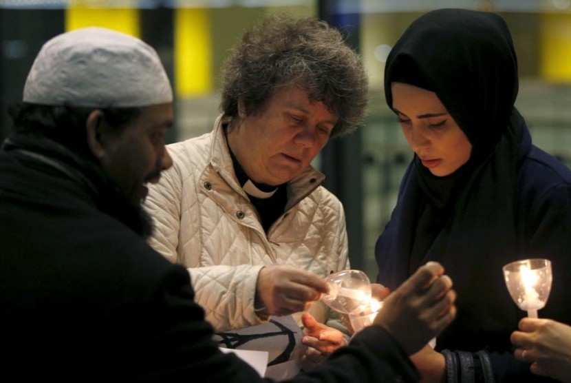 Kaum Muslim London menyalakan lilin tanda bela sungkawa (Ilustrasi)