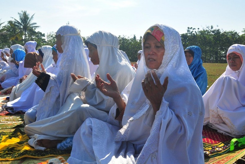 Kaum muslim melaksanakan salat Istisqa atau salat guna meminta hujan turun di Desa Tukang, Kabupaten Semarang, Jawa Tengah, Selasa (7/7).  