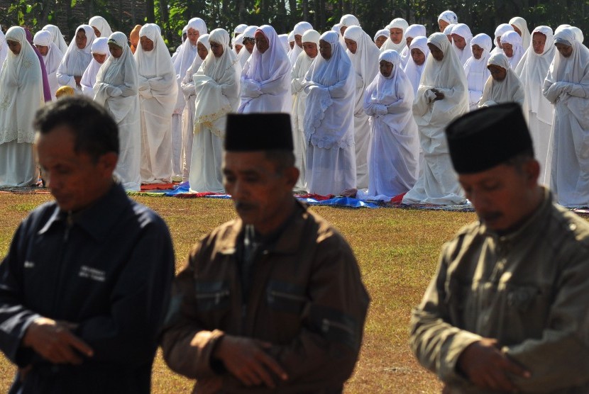 Kaum muslim melaksanakan salat Istisqa atau salat guna meminta hujan turun di Desa Tukang, Kabupaten Semarang, Jawa Tengah, Selasa (7/7). 