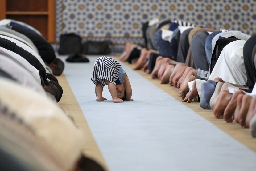 Kaum Muslim melaksanakan shalat berjamaah di Masjid Agung Strasbourg, Prancis.