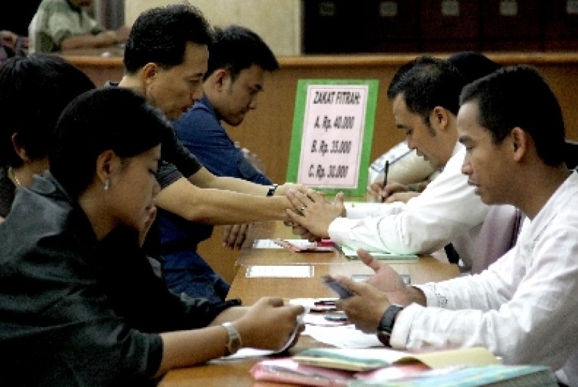 Kaum Muslim membayar zakat fitrah di Masjid Istiqlal, Jakarta.