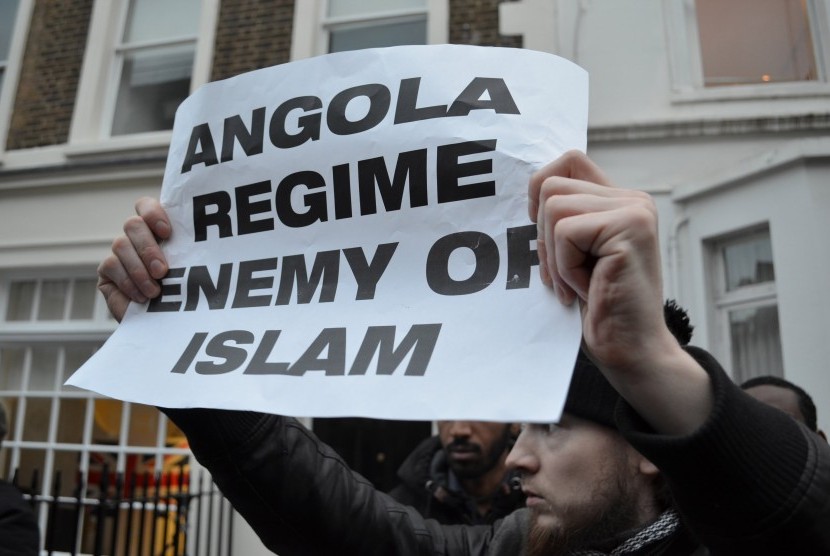 Kaum Muslim memprotes pemerintah Angola.