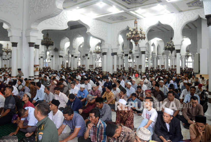 Kaum muslim mendengarkan khotbah yang disampaikan khatib saat shalat Jumat di Masjid Raya Baiturrahman, Banda Aceh, Jumat (6/3/2020).(Antara/Ampelsa)