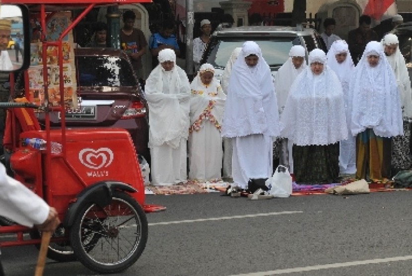 Kaum Muslim mengikuti Shalat Idul Fitri 1432 H di Kramat Raya, Jakarta.