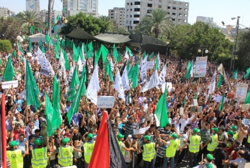 Kaum Muslimin Gaza turun ke jalan mengecam film yang menghina Rasulullah SAW, Jumat (14/9).