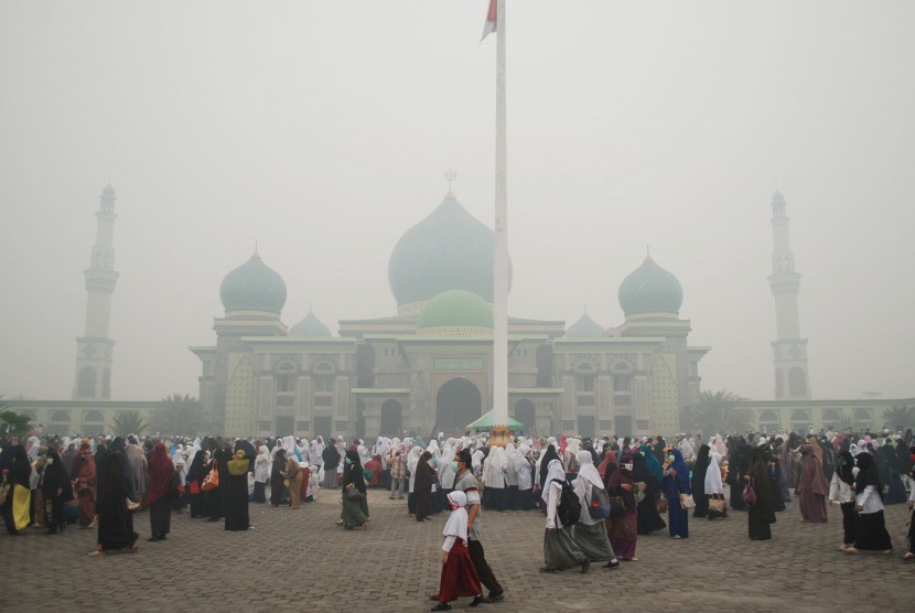 Kaum muslimin memadati halaman Masjid usai melaksanakan salat Istisqa' (minta hujan) di Masjid Agung An'nur Pekanbaru, Riau, Senin (7/9). 