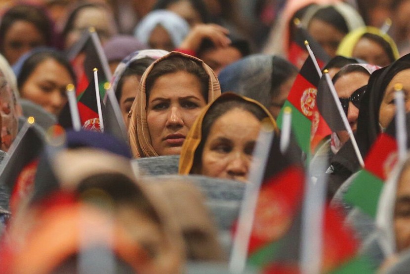 Kaum perempuan Afghanistan menghadiri kampanye salah satu kandidat presiden, Ashraf Ghani, di Kabul, Afghanistan, Senin (5/8). Ghani akan bertarung untuk jabatan presiden kedua kalinya.