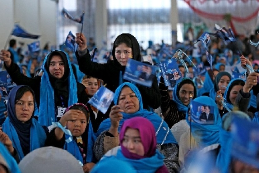 Seorang ulama Afghanistan memasang reklame serukan wajib berjilbab untuk Muslimah. Ilustrasi kaum perempuan Afghanistan.