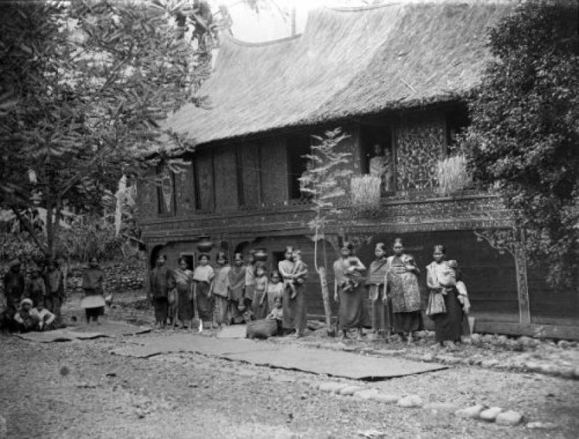 Kaum perempuan dan anak-anak di Minangkabau tahun 1880.
