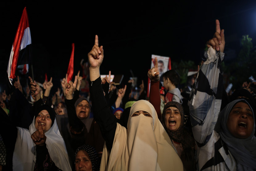  Kaum perempuan Mesir bergabung dengan aksi unjuk rasa menolak kudeta dan mendukung Presiden Mursi di luar Masjid Rabiah Al Adawiyah, Nasr City, Kairo, Rabu (31/7).   (AP / Khalil Hamra)