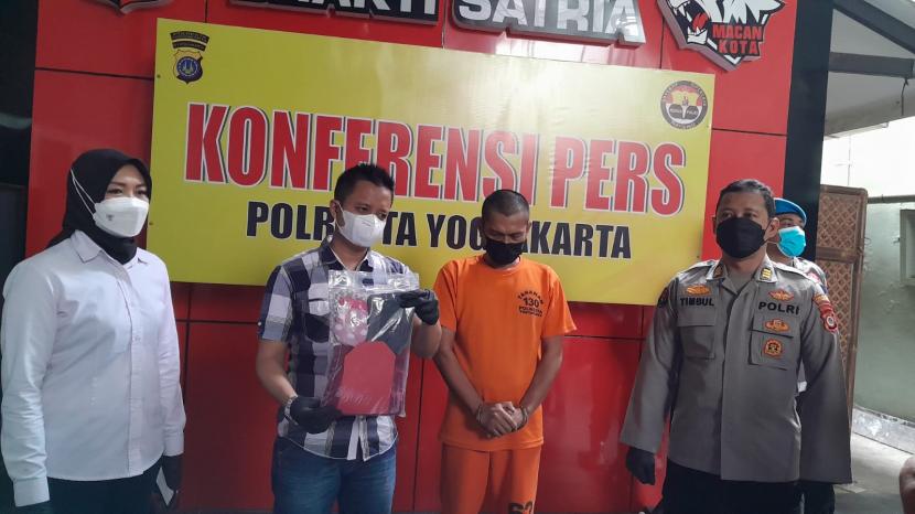Kaur Bin Ops Satreskrim Polresta Yogyakarta, IPDA Febrianta memperlihatkan barang bukti tindak pidana pencabulan yang dilakukan seorang ayah tiri di Yogyakarta terhadap anaknya di Polresta Yogyakarta.