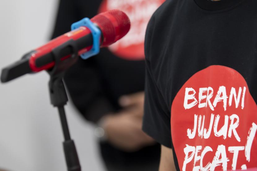 Kaus hitam bertuliskan 'Berani Jujur Pecat' dipakai oleh sejumlah perwakilan 75 pegawai KPK yang dinyatakan tidak lolos Tes Wawasan Kebangsaan (TWK) usai audiensi dengan Komisioner Komnas HAM di Jakarta, Senin (24/5/2021). Perwakilan 75 pegawai KPK yang dinyatakan tidak lolos TWK dengan didampingi beberapa lembaga hukum melakukan pengaduan terkait dugaan pelanggaran HAM pada asesmen TWK. 