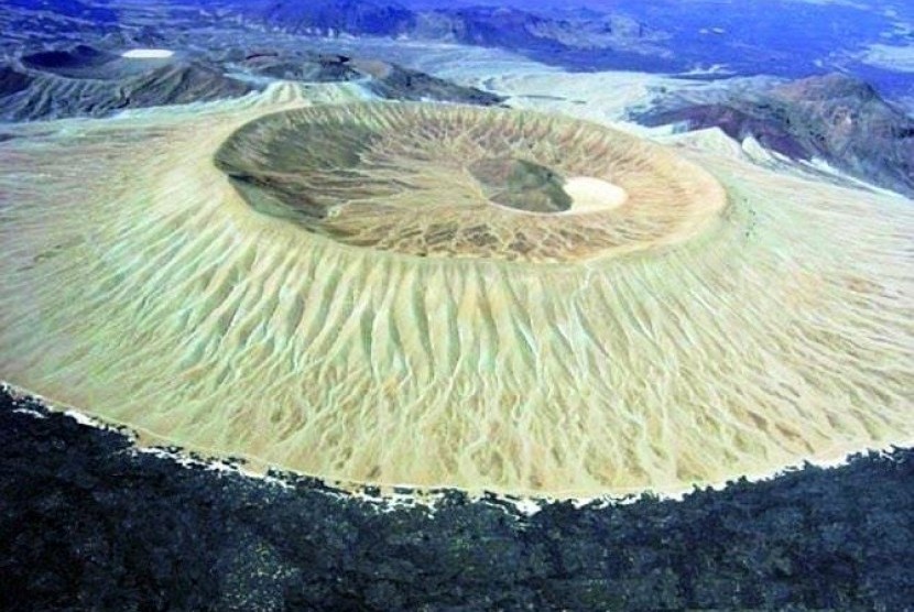 Kawah gunung berapi di Arab Saudi. 