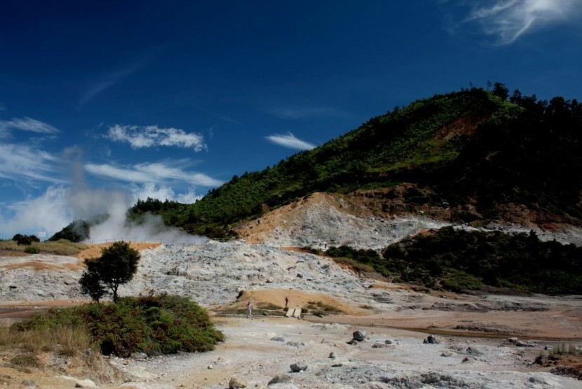 Kawah Sikidang, salah satu objek wisata alam yang ditawarkan oleh Dieng.