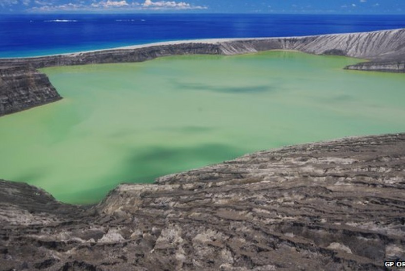 Kawah yang terbentuk akibat letusan gunung berapi di Tonga