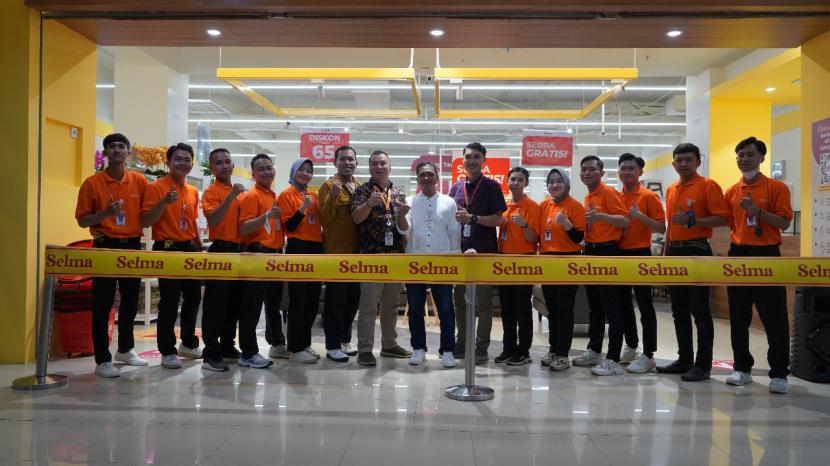 Kawan Lama Group memperluas jaringan usahanya di Kota Sukabumi dengan membuka toko Selma yang merupakan gerai ke-39 se-Indonesia. Hadirnya gerai penyedia furnitur dan aksesoris Selma ini ditandai dengan launching toko barunya di Kota Sukabumi Sabtu (5/11/2022).