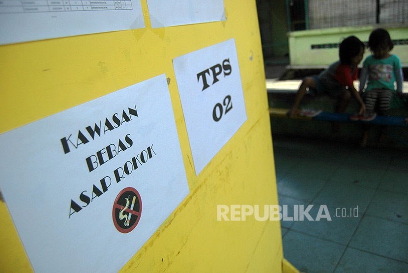 Kawasan bebas asap rokok diberlakukan di TPS 2 Desa Keprakan, Kecamatan Mergangsan, Yogyakarta Rabu (15/2).