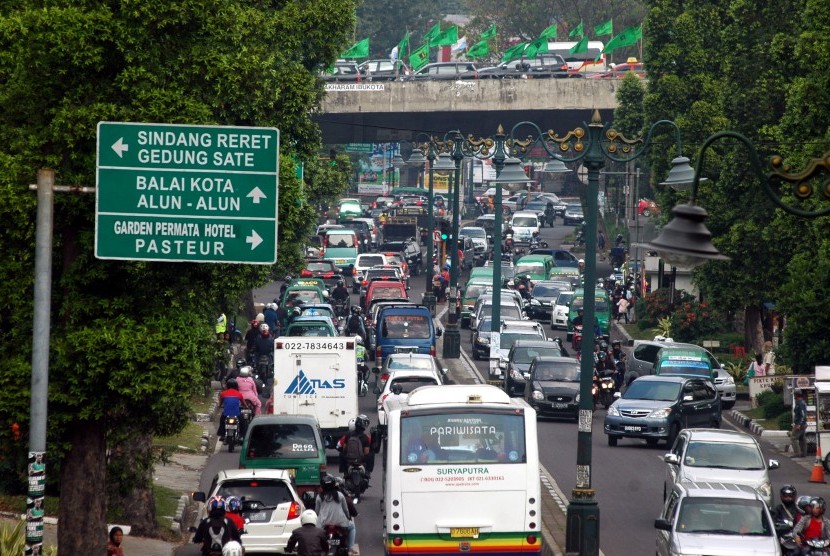 Kawasan belanja Dago dipadati sejumlah kendaraan dari dalam dan luar kota Bandung, Jawa Barat