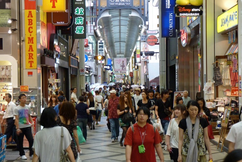 Kawasan belanja Shinsaibashi di Osaka, Jepang.