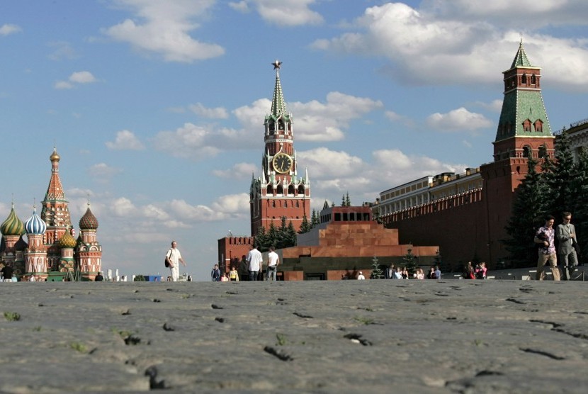 Kawasan bersejarah Moskow, yakni Red Square dengan Katedral St Basil sebagai latar belakang.