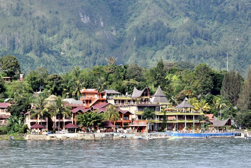 Kawasan hunian untuk wisatawan yang berada di tepi Danau Toba, Pulau Samosir, Sumatra Utara.