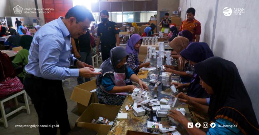 Kawasan industri hasil tembakau (KIHT) Kudus telah resmi menjadi aglomerasi pabrik hasil tembakau (APHT) pertama di Indonesia. 