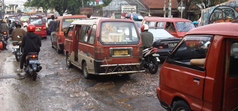 Kawasan Jalan Raya Pondok Gede, Bekasi, Senin,10/10 yang setiap hari pada jam-jam aktifitas tampak macet parah akibat kondisi jalan tidak baik serta volume kendaraan yang meningkat. (Republika Online/Fafa)