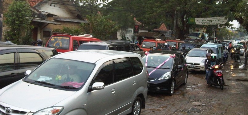 Kawasan Jalan Raya Pondok Gede, Bekasi, Senin,10/10 yang setiap hari pada jam-jam aktifitas tampak macet parah akibat kondisi jalan tidak baik serta volume kendaraan yang meningkat. (Republika Online/Fafa)