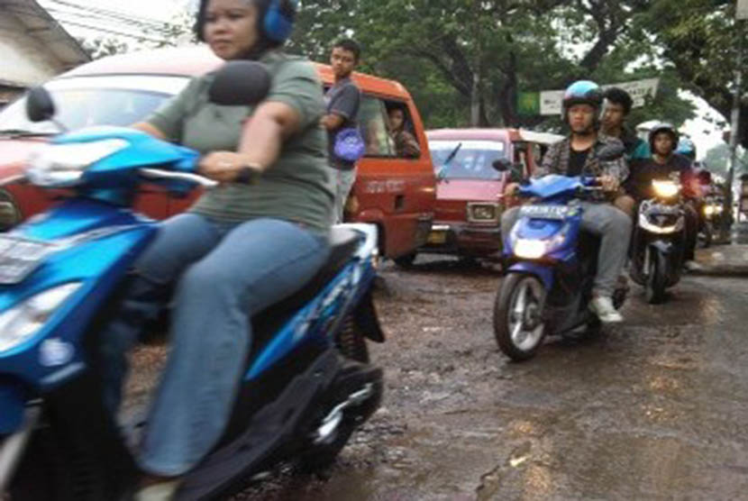 Kawasan Jalan Raya Pondok Gede, Bekasi yang setiap hari pada jam-jam aktivitas macet parah akibat kondisi jalan tidak baik serta volume kendaraan yang meningkat. (Republika Online/Fafa)