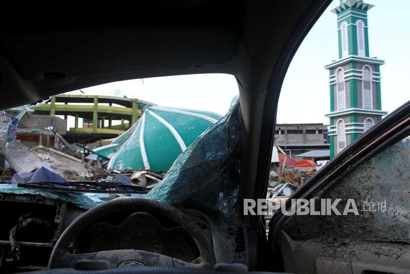 Kawasan Masjid Baiturrahman pascagempa dan tsunami di daerah Taman Ria, Palu, Sulawesi Tengah, Senin (1/10).