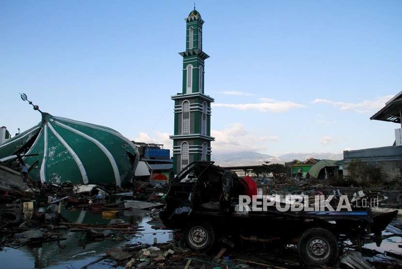 Kawasan Masjid Baiturrahman pascagempa dan tsunami di daerah Taman Ria, Palu, Sulawesi Tengah, Senin (1/10).