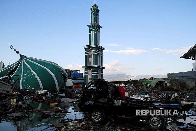 Kawasan Masjid Baiturrahman pascagempa dan tsunami di daerah Taman Ria, Palu, Sulawesi Tengah, Senin (1/10).