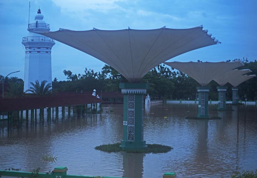 Kawasan Masjid Agung Kesultanan Banten tergenang banjir di Kasemen, Kota Serang, Selasa (1/3/2022). Banjir di 22 titik yang terdapat di 4 kecamatan tersebut terjadi setelah hujan lebat sejak Senin (28/2) dan dilaporkan sebanyak dua orang meninggal dunia, ratusan warga mengungsi serta puluhan rumah rusak.