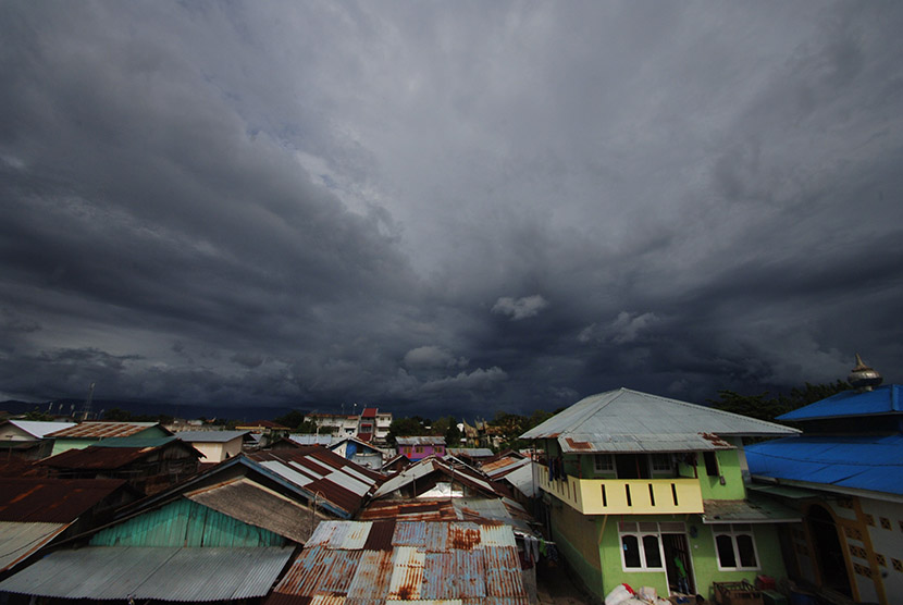 Kawasan padat penduduk terlihat diliputi awan mendung, di kawasan Purus, Padang, Sumatera Barat, Kamis (12/11).