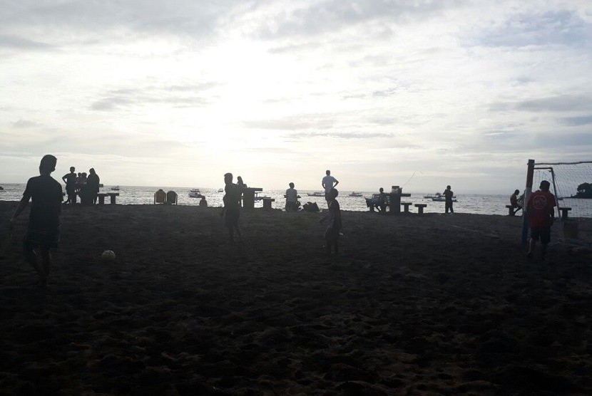 Kawasan Pantai Senggigi di Kabupaten Lombok Barat, Nusa Tenggara Barat (NTB) mulai ramai dikunjungi warga dan wisatawan jelang malam pergantian tahun.