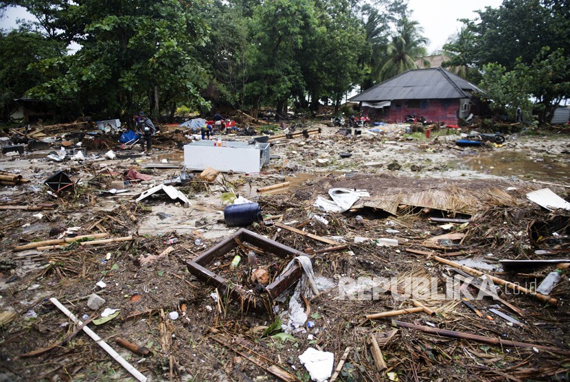 Kawasan pinggir pantai yang mengalami kerusakan akibat bencana Tsunami di Pantai Tanjung Lesung, Banten, Jawa Barat, Ahad (23/12/2018).