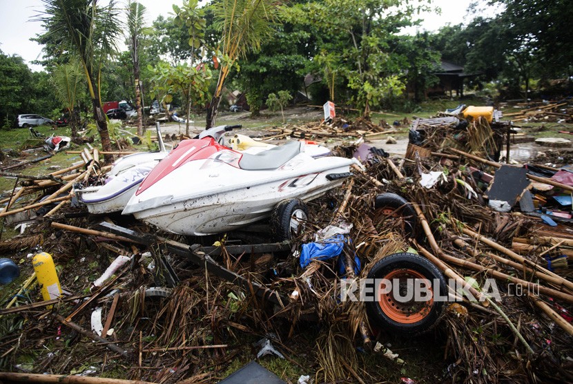 Kawasan pinggir pantai yang mengalami kerusakan akibat bencana Tsunami di Pantai Tanjung Lesung, Banten, Jawa Barat, Ahad (23/12/2018). 