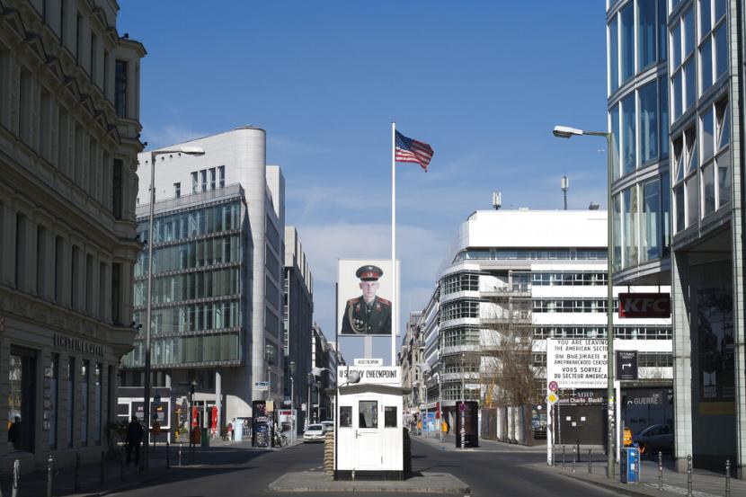 Kawasan populer di Berlin, Jerman, Checkpoint Charlie tampak sepi, Rabu (25/3). Jerman membatasi pergerakan publik dan meminta warga ada di rumah karena Covid-19.