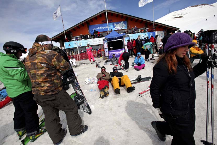   Kawasan resor ski Dizin di sebelah Utara ibukota Tehran, Iran, Kamis (28/3). (AP Photo / Vahid Salemi)