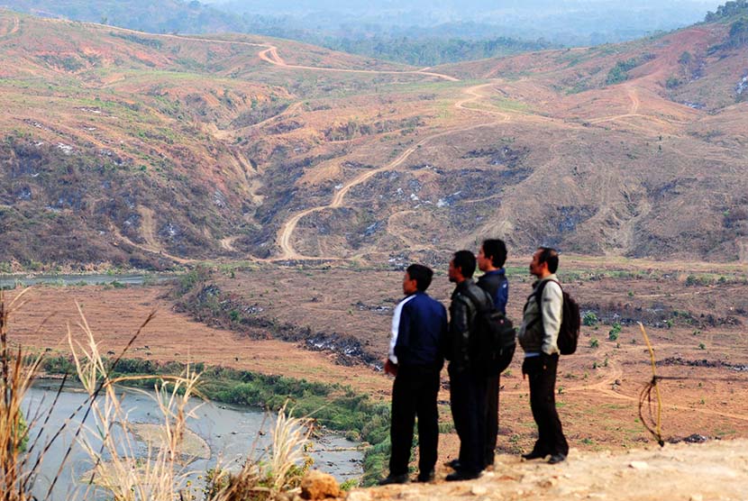  Terlihat kawasan waduk Jatigede yang sudah selesai pengerjaannya, di Kabupaten Sumedang, Rabu (29/7).  (foto : Septianjar Muharam)