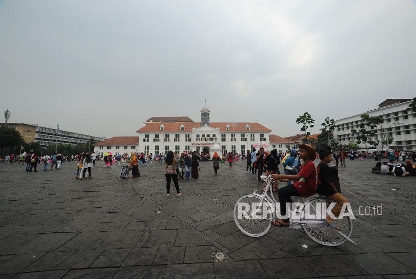 Kawasan wisata Kota Tua dipenuhi wisatawan, Jakarta, Ahad (24/9). 